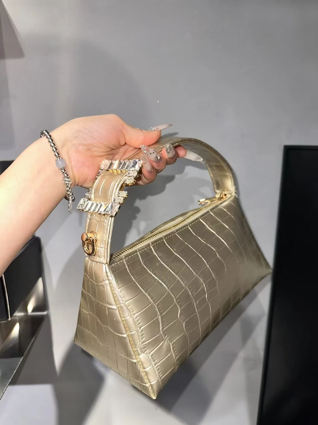 New Fashion Striped Pattern Hobo Bag High Quality Textured Leather Clutch Purse Luxury Women Handbag Shoulder Crossbody Bag
New Fashion Striped Pattern Hobo Bag High Quality Textured Leather Clutch Purse Luxury Women Handbag Shoulder Crossbody Bag