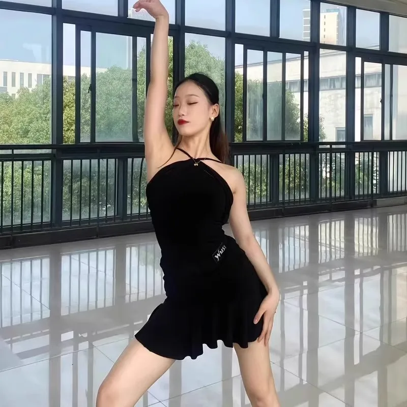 Женский костюм для взрослых в латиноамериканском национальном стандарте, танцевальный костюм на подтяжках, плиссированная юбка с открытой спиной, тренировочный костюм, комплект, платье с бахромой
Женский костюм для взрослых в латиноамериканском национальном стандарте, танцевальный костюм на подтяжках, плиссированная юбка с открытой спиной, тренировочный костюм, комплект, платье с бахромой