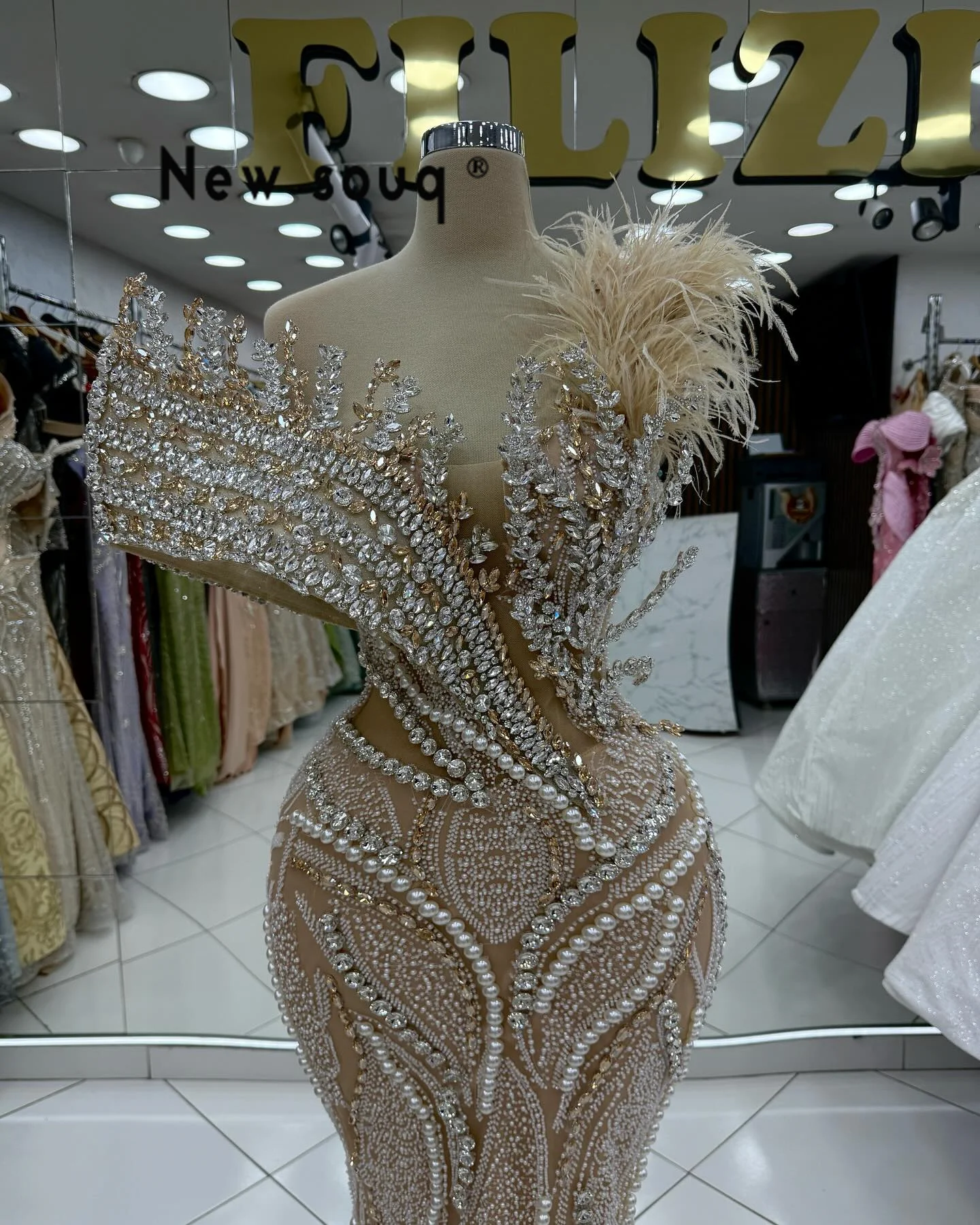 Champagne Feathers Celebrity Dresses Luxurious Beaded Crystals Evening Dresses Birthday Party Engagement Dress Customized 2025
Champagne Feathers Celebrity Dresses Luxurious Beaded Crystals Evening Dresses Birthday Party Engagement Dress Customized 2025