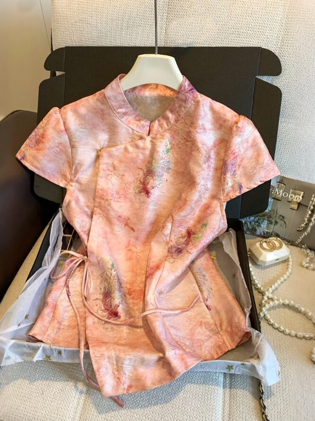 New Chinese Style Floral Print Stand Collar Short Sleeve Shirt Women Summer 2026 Irregular Side Tie Blouse Commute Fashion
New Chinese Style Floral Print Stand Collar Short Sleeve Shirt Women Summer 2026 Irregular Side Tie Blouse Commute Fashion