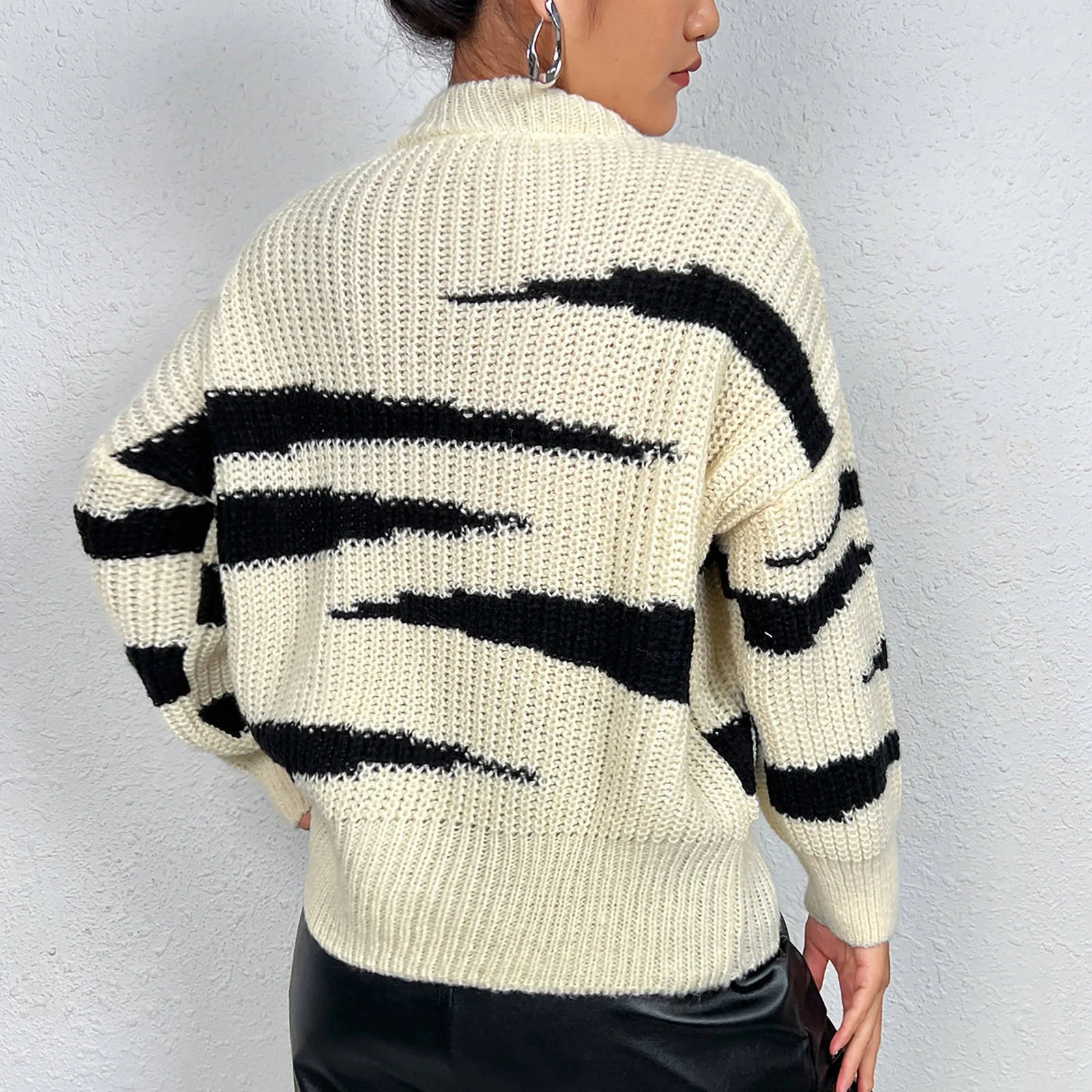2024 New Vintage Knitted Sweater Womens Color Block Round Neck Casual Style Loose Fit Pullover Tops Korean Fashion Streetwear
2024 New Vintage Knitted Sweater Womens Color Block Round Neck Casual Style Loose Fit Pullover Tops Korean Fashion Streetwear