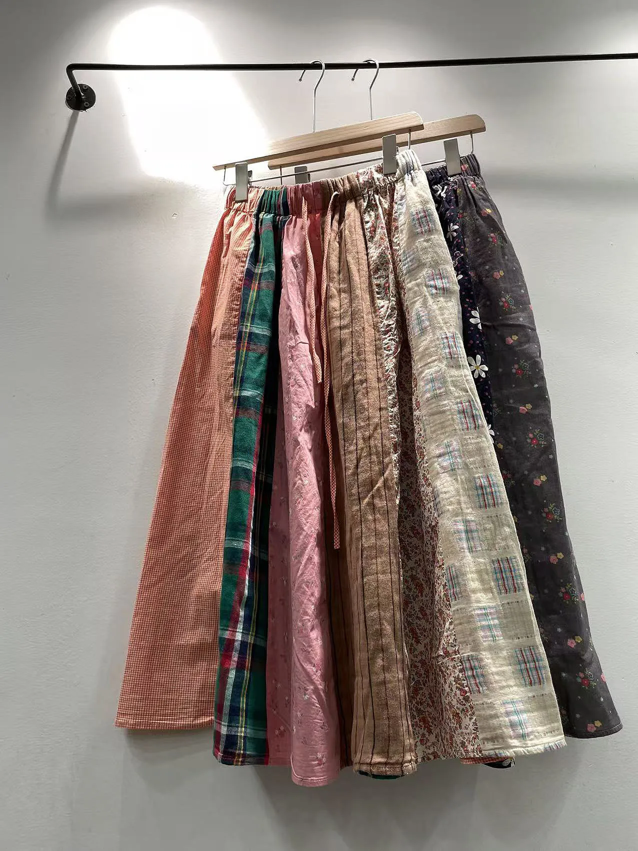 Retro Artistic Floral Patchwork Elastic Waist Drawstring Double Cotton Loose Midi Skirt Women's New 2026 Casual Straight Skirt
Retro Artistic Floral Patchwork Elastic Waist Drawstring Double Cotton Loose Midi Skirt Women's New 2026 Casual Straight Skirt