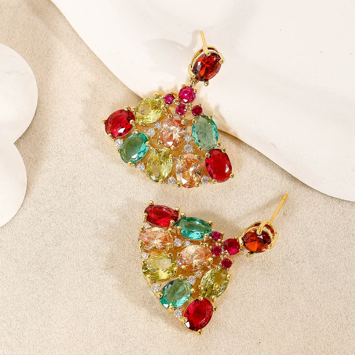 Newly released retro court-style ear pendants in fan-shaped hollow design - exquisite and glamorous jewelry for the ears.
Newly released retro court-style ear pendants in fan-shaped hollow design - exquisite and glamorous jewelry for the ears.