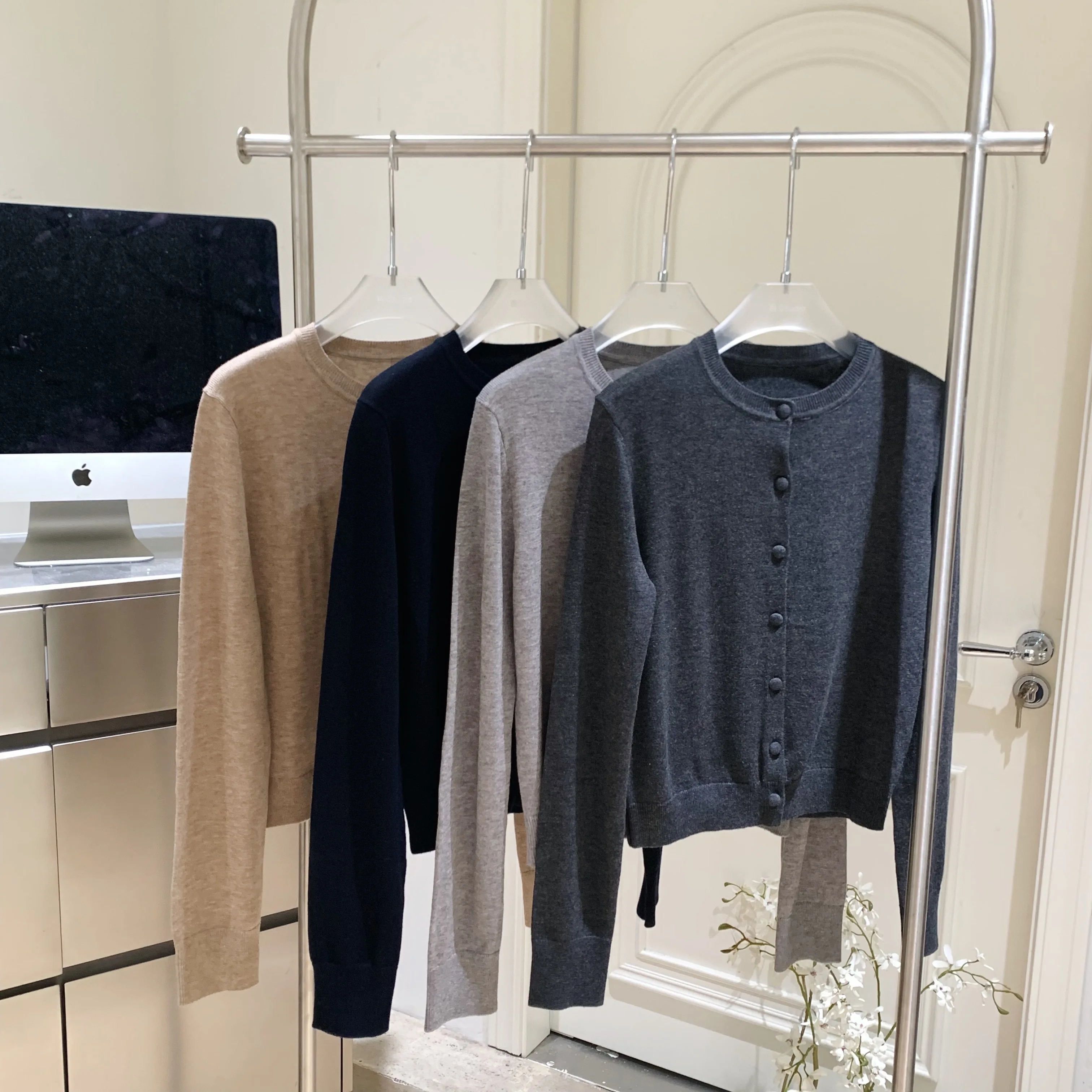 Женский однобортный кардиган с круглым вырезом и длинными рукавами на весну и осень, женский шикарный однотонный свободный базовый кардиган, верхняя одежда
Женский однобортный кардиган с круглым вырезом и длинными рукавами на весну и осень, женский шикарный однотонный свободный базовый кардиган, верхняя одежда