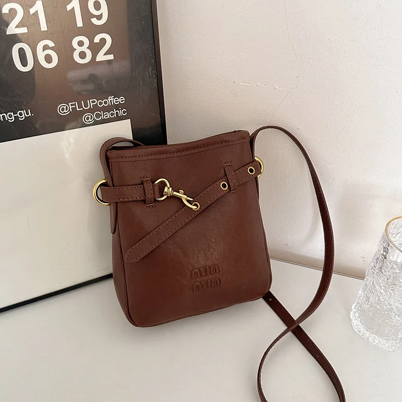 2025 Autumn Vintage Shoulder Bag, Trendy Crossbody Purse for Women, Minimalist Day to Night Tote, Versatile Sling Bag, Textured
2025 Autumn Vintage Shoulder Bag, Trendy Crossbody Purse for Women, Minimalist Day to Night Tote, Versatile Sling Bag, Textured