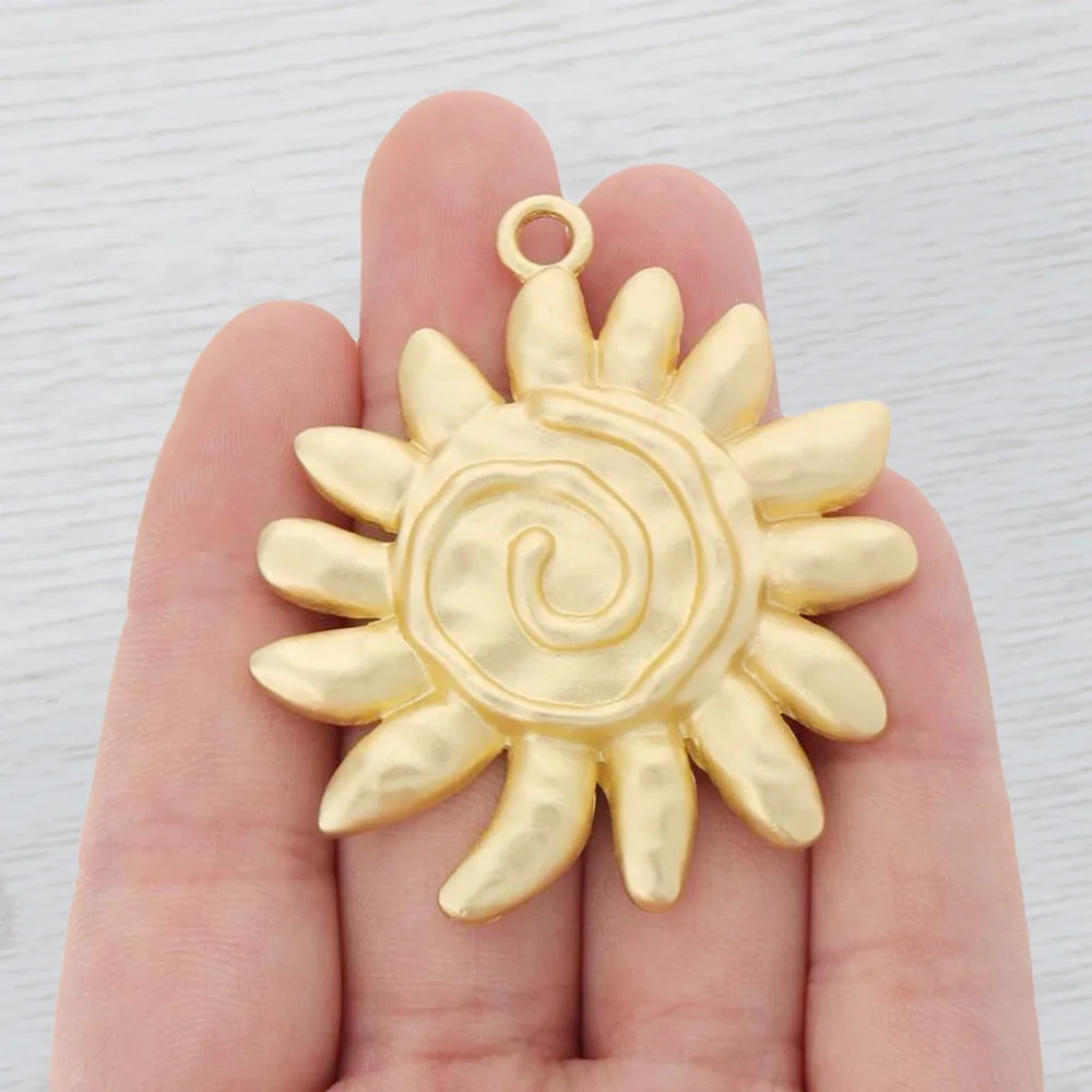 1 x Matte Gold/Silver Hammered Spiral Sunflower Pendant, Chic Abstract Sun Charm for DIY Earring Necklace Jewelry Making
1 x Matte Gold/Silver Hammered Spiral Sunflower Pendant, Chic Abstract Sun Charm for DIY Earring Necklace Jewelry Making