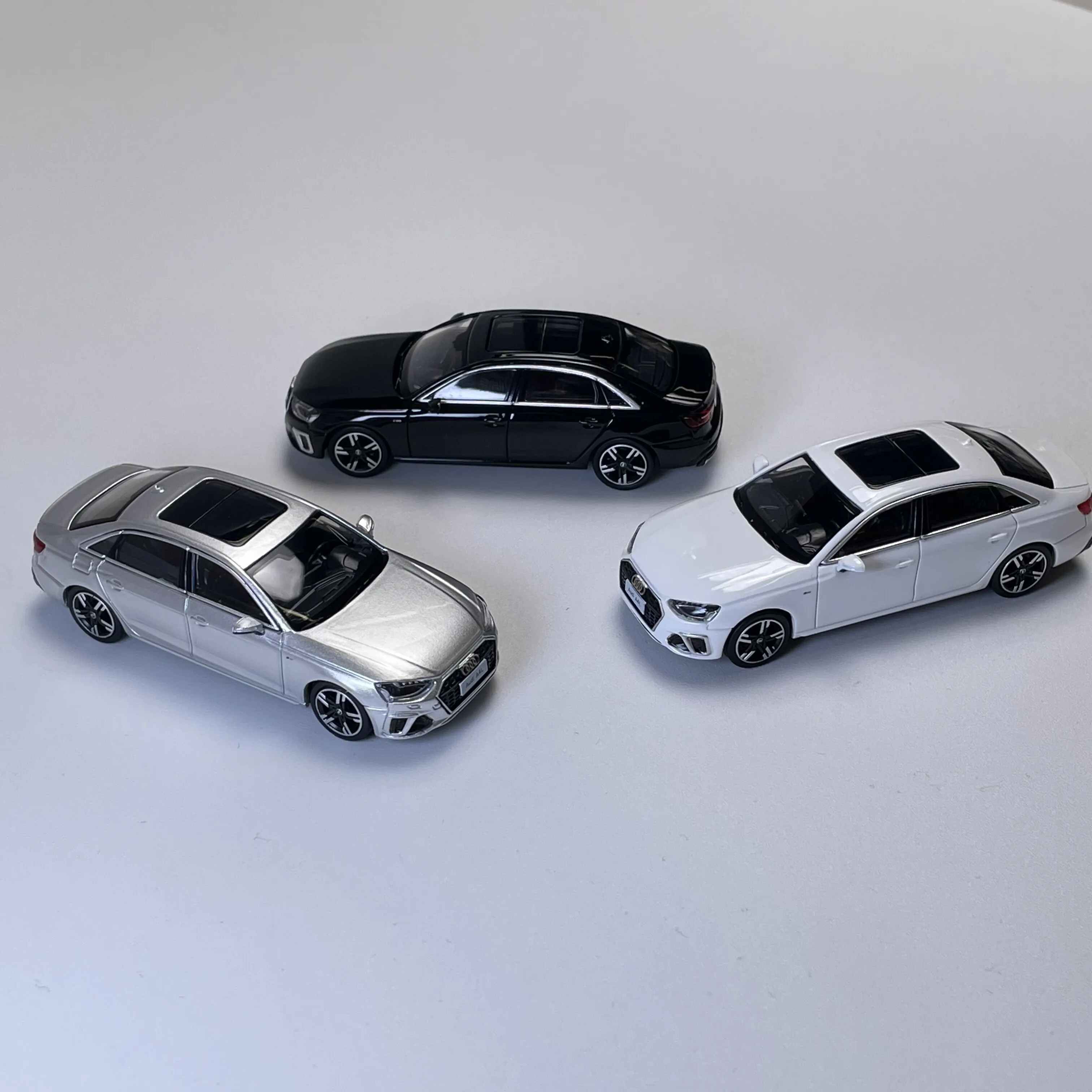 VAV AUDI A4L Luxury Sedan 1:64 Die-Cast Car Model Collectible Ornament
VAV AUDI A4L Luxury Sedan 1:64 Die-Cast Car Model Collectible Ornament