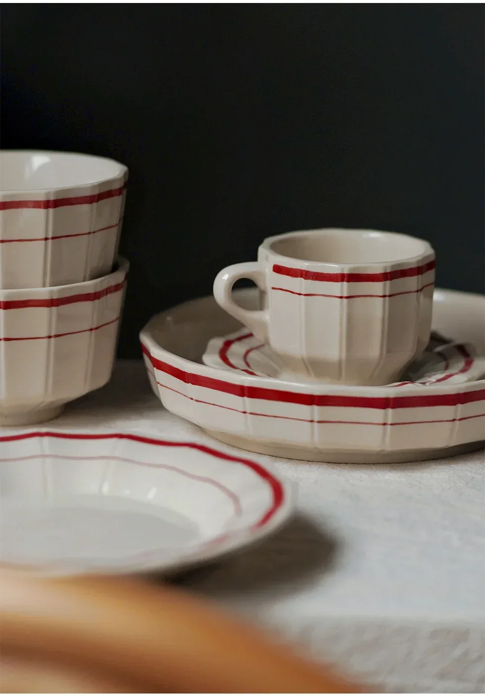 Retro household dish plate new light luxury high-end ceramic tableware housewarming new home bowl and plate set
Retro household dish plate new light luxury high-end ceramic tableware housewarming new home bowl and plate set