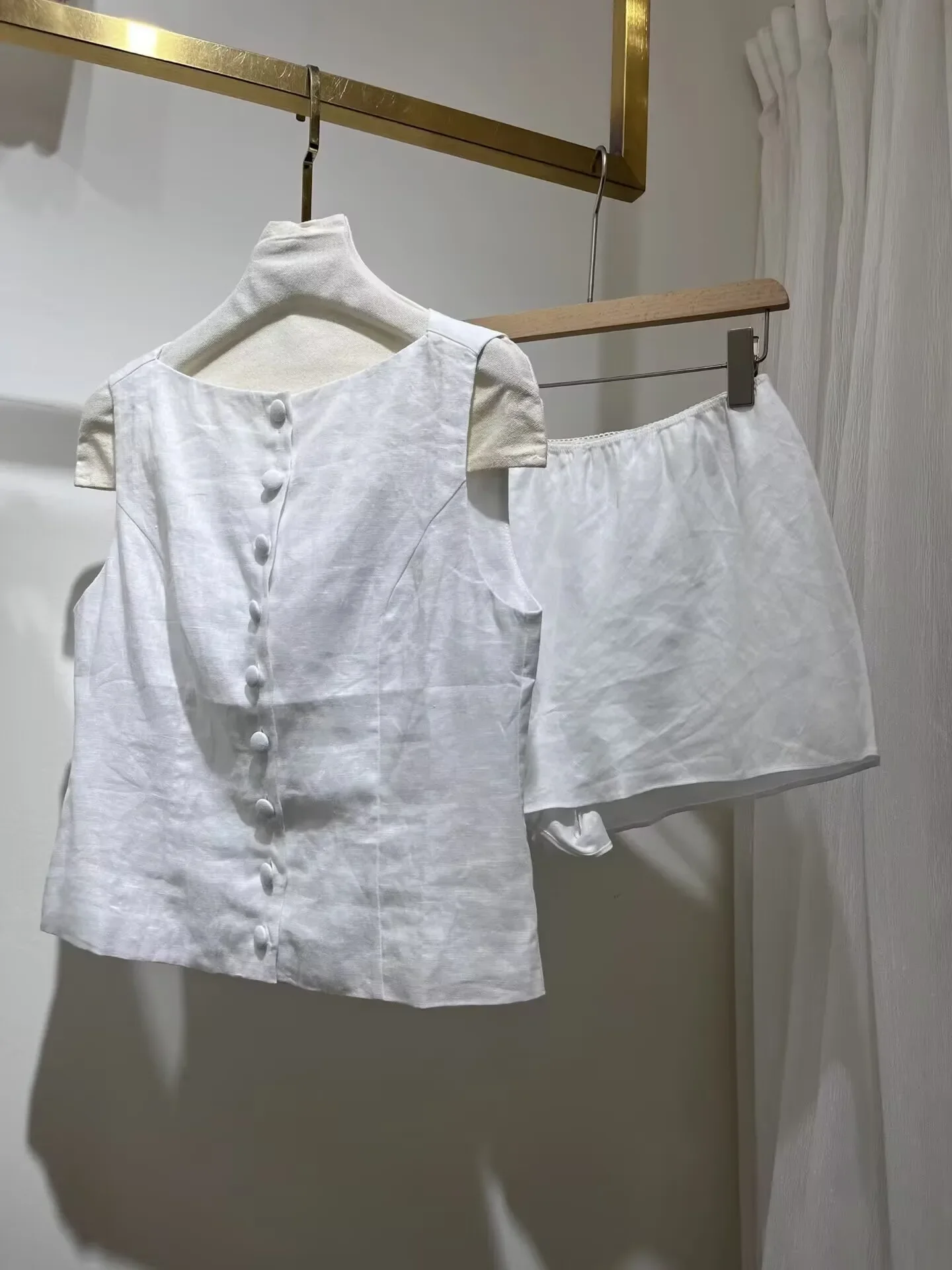 2025 New Women 100% Linen White Set Round Neck Single Breasted Sleeveless Vest + Elastic Waist Shorts Casual Female Suits
2025 New Women 100% Linen White Set Round Neck Single Breasted Sleeveless Vest + Elastic Waist Shorts Casual Female Suits