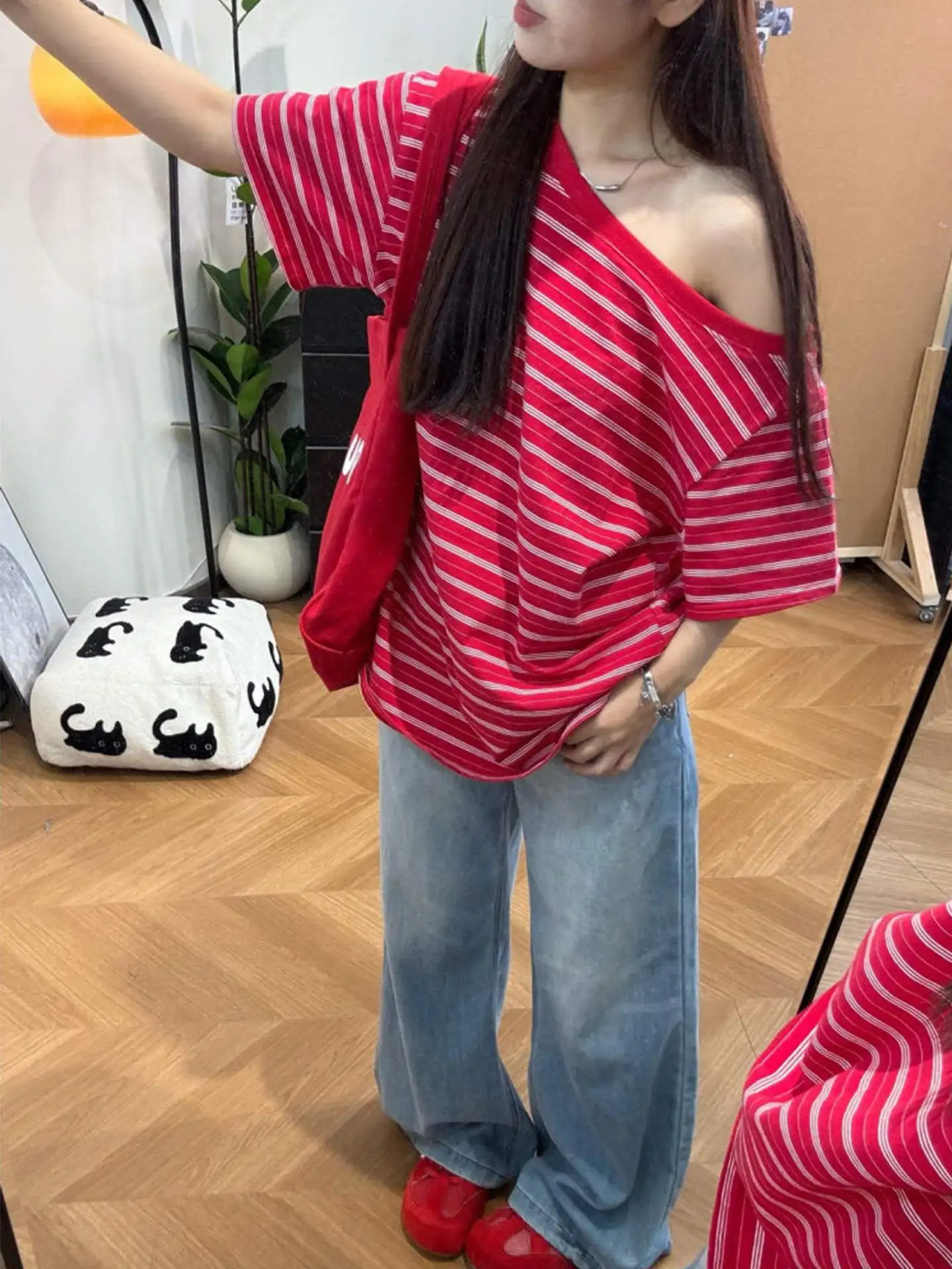 Sexy Red Striped Asymmetrical Shoulder Short Sleeve T-Shirt Women's Loose Summer Casual Slimming Korean Style Top
Sexy Red Striped Asymmetrical Shoulder Short Sleeve T-Shirt Women's Loose Summer Casual Slimming Korean Style Top