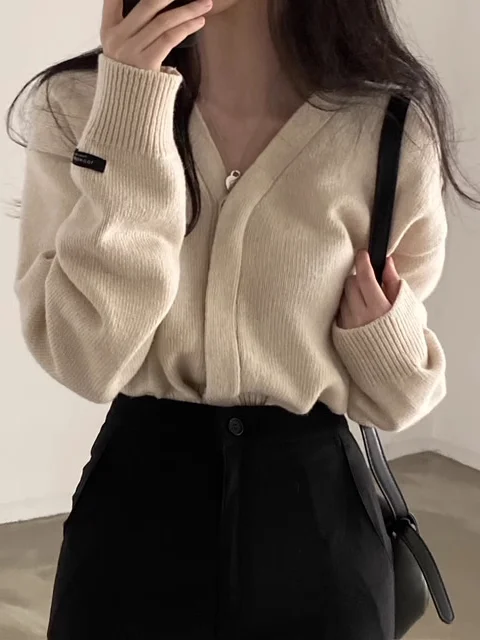 Autumn New Style Chic V-Neck Knitted Sweater Coat for Women Versatile Dark Button High-End Feeling Commute Style Knitwear
Autumn New Style Chic V-Neck Knitted Sweater Coat for Women Versatile Dark Button High-End Feeling Commute Style Knitwear