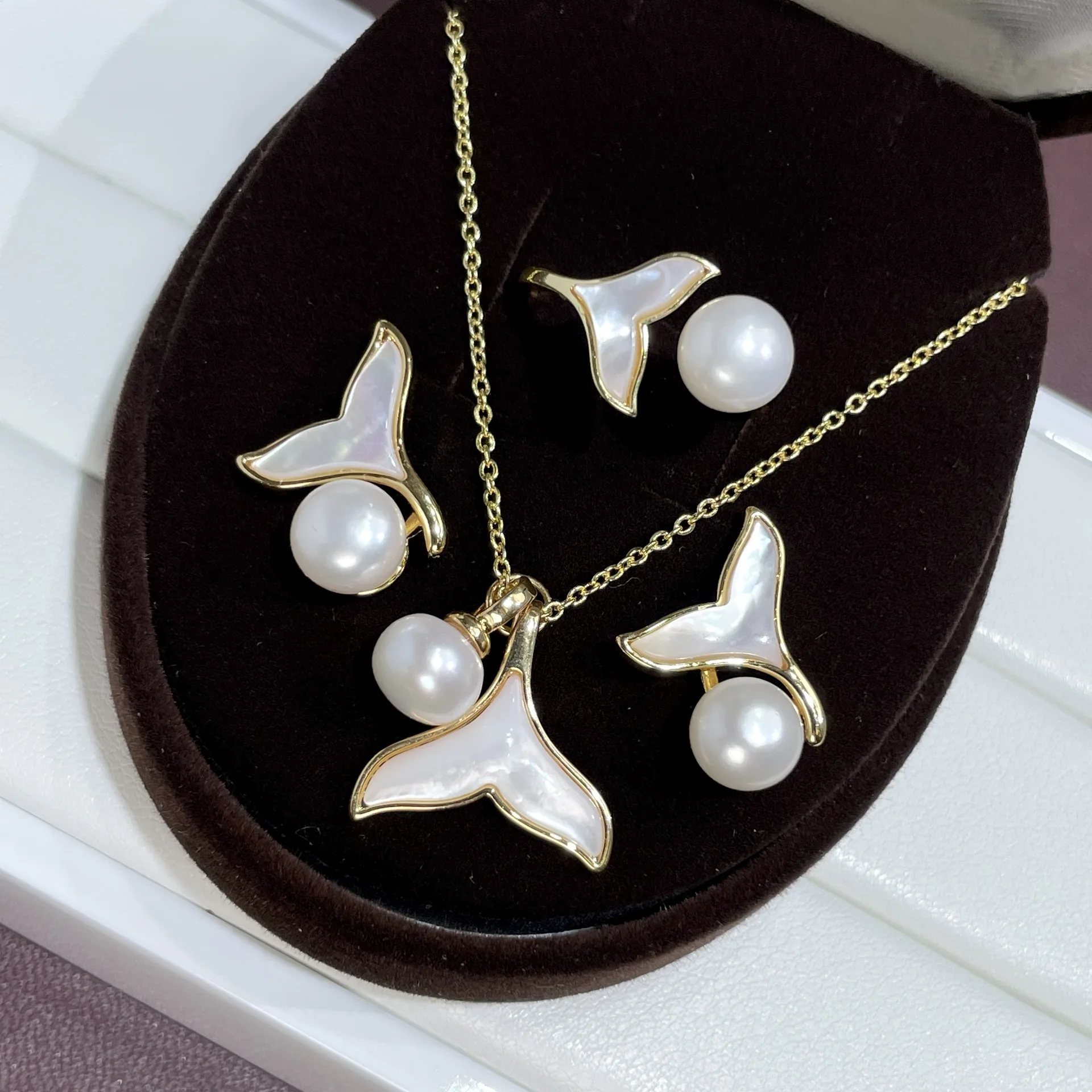 Natural Pearl Set with Six Petals and Full Diamond Design Sweet Three Piece Ring Pendant s925 Earrings
Natural Pearl Set with Six Petals and Full Diamond Design Sweet Three Piece Ring Pendant s925 Earrings