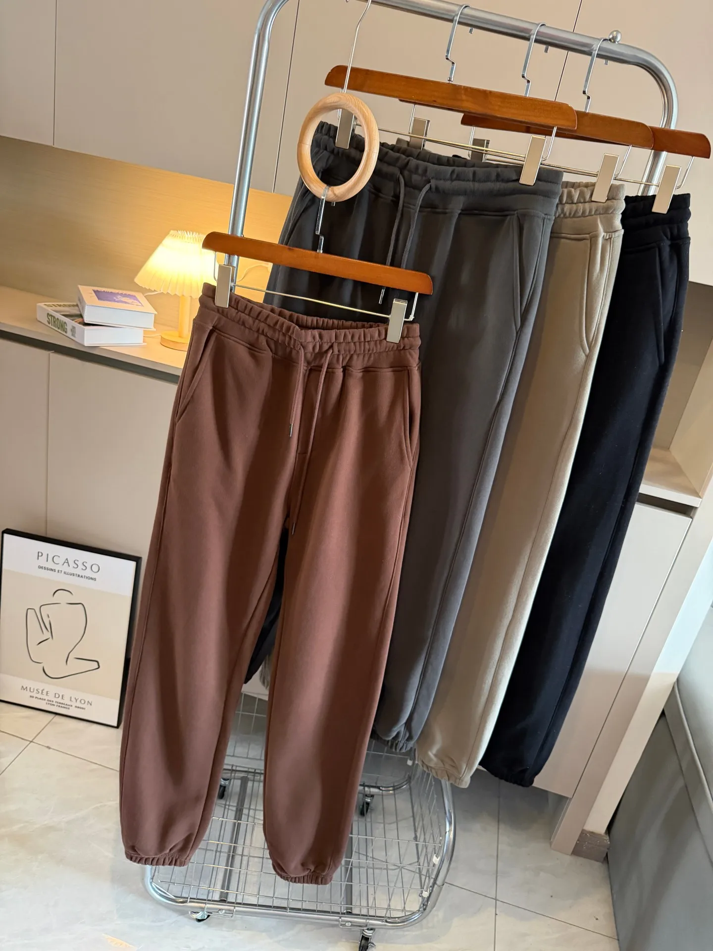 Мужские повседневные брюки на флисовой подкладке с эластичным поясом, осенне-зимние, теплые, универсальные, с манжетами, прямые, для отдыха
Мужские повседневные брюки на флисовой подкладке с эластичным поясом, осенне-зимние, теплые, универсальные, с манжетами, прямые, для отдыха