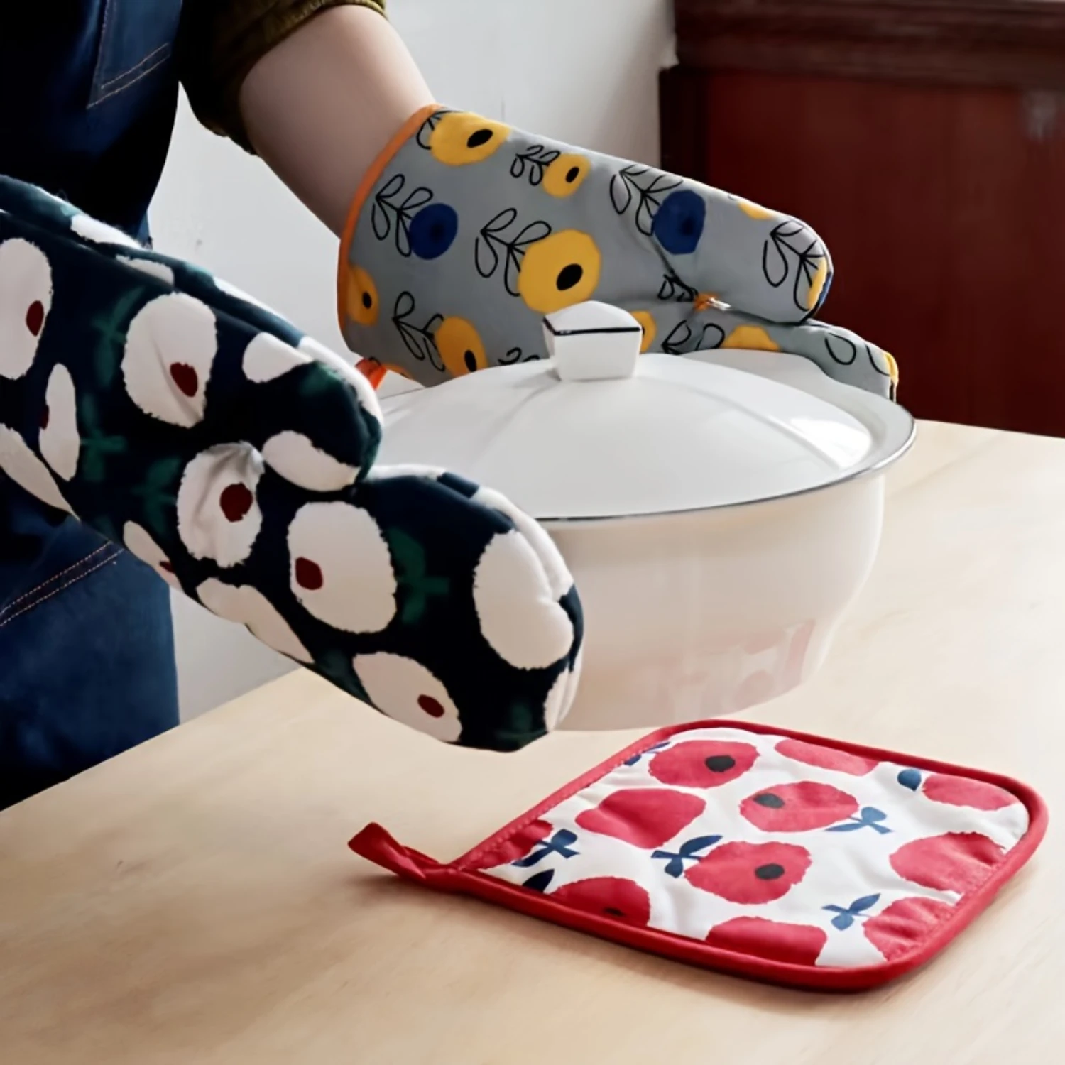 Fresh Flower Insulated Gloves for Kitchen, Oven, Baking - High-Temperature Resistant, Microwave Safe
Fresh Flower Insulated Gloves for Kitchen, Oven, Baking - High-Temperature Resistant, Microwave Safe