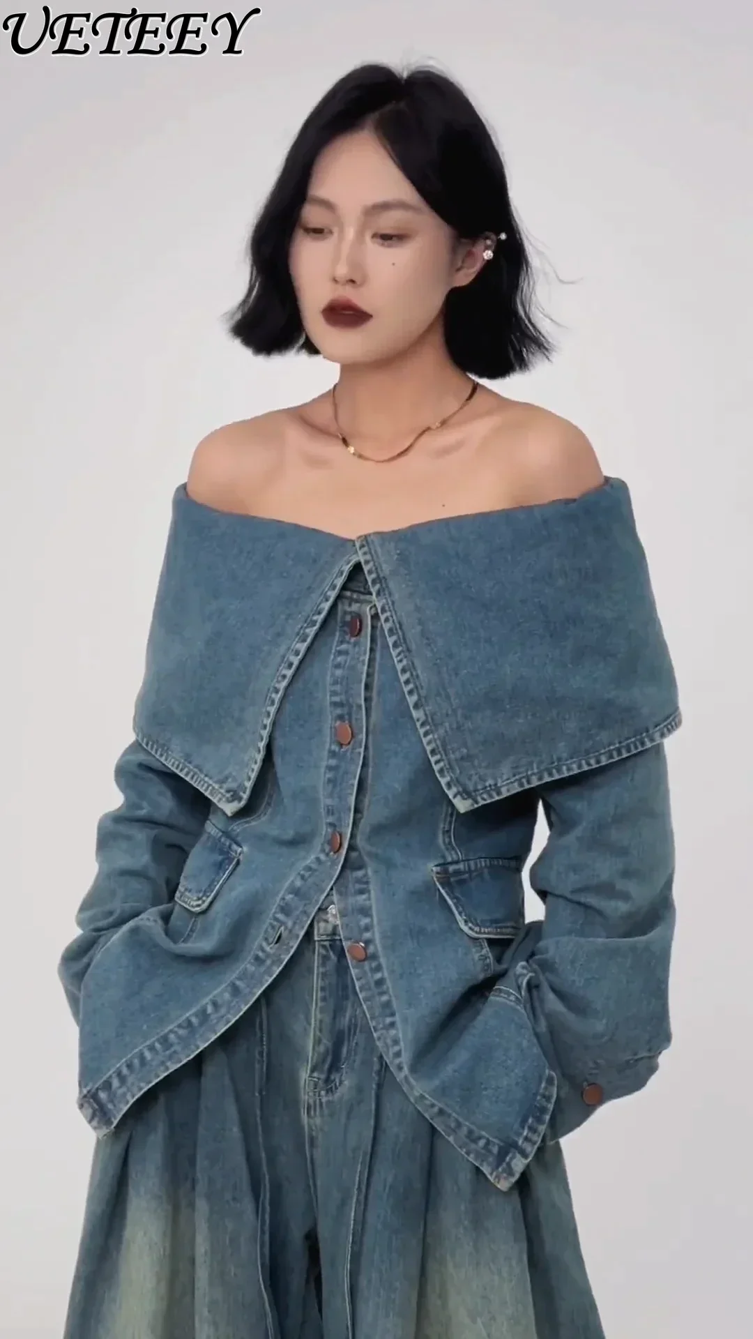 Spring Autumn New Design Sense Niche Off-Shoulder Denim Shirt Hong Kong Style Retro Elegant Single-Breasted Top for Women
Spring Autumn New Design Sense Niche Off-Shoulder Denim Shirt Hong Kong Style Retro Elegant Single-Breasted Top for Women