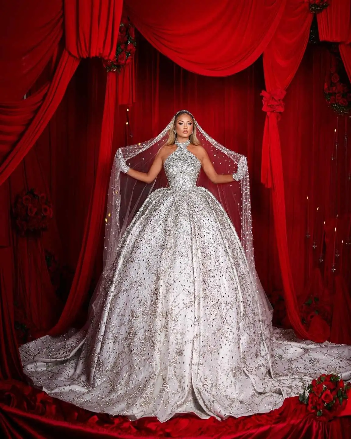 Customized Royal Ball Gown Wedding Dress Halter Stunning Beaded Crystals Sequins Bridal Gowns Wear
Customized Royal Ball Gown Wedding Dress Halter Stunning Beaded Crystals Sequins Bridal Gowns Wear