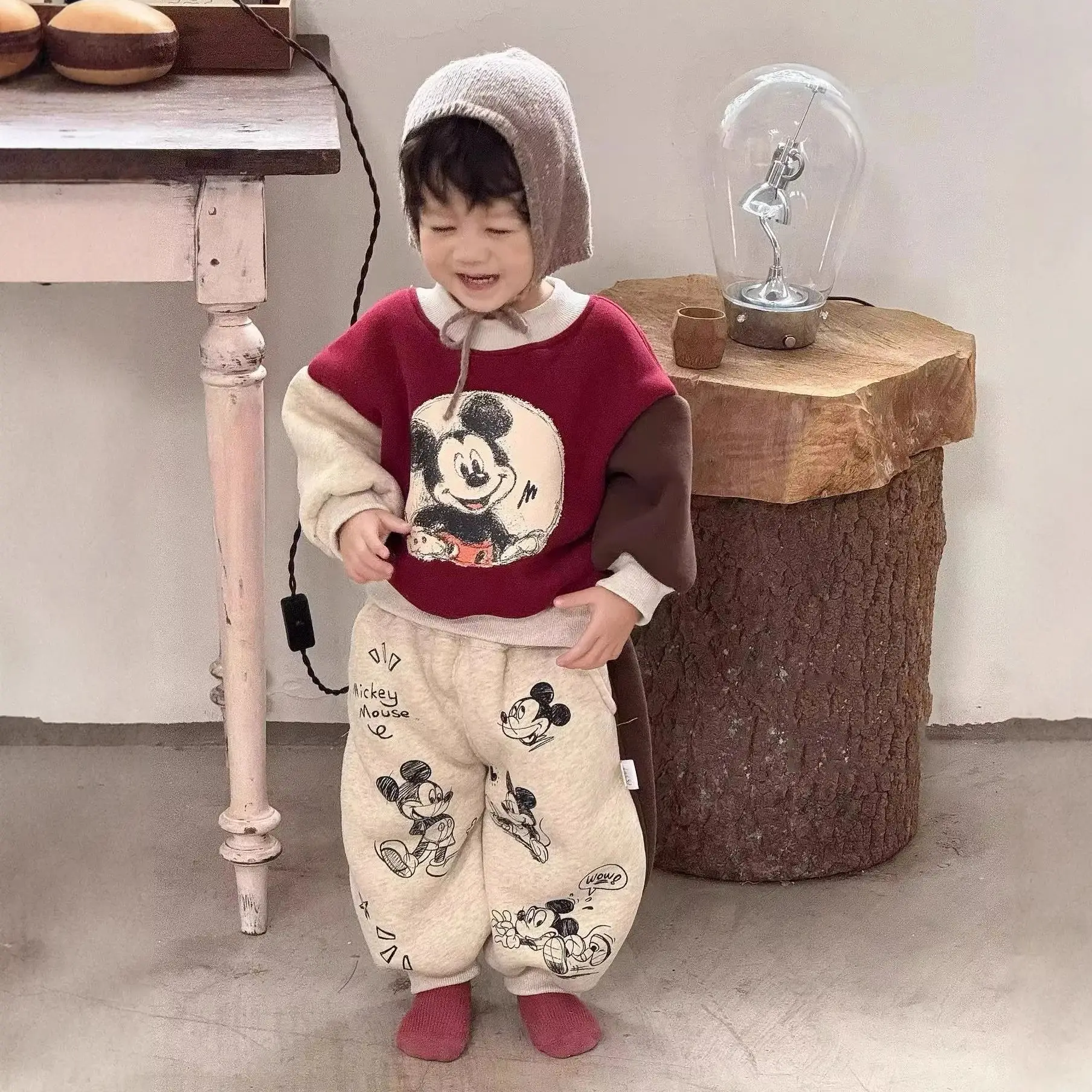 Детский флисовый комплект с капюшоном и цветными блоками в стиле Микки Мауса, зимний спортивный костюм из двух предметов для мальчиков и девочек Disney 2026
Детский флисовый комплект с капюшоном и цветными блоками в стиле Микки Мауса, зимний спортивный костюм из двух предметов для мальчиков и девочек Disney 2026