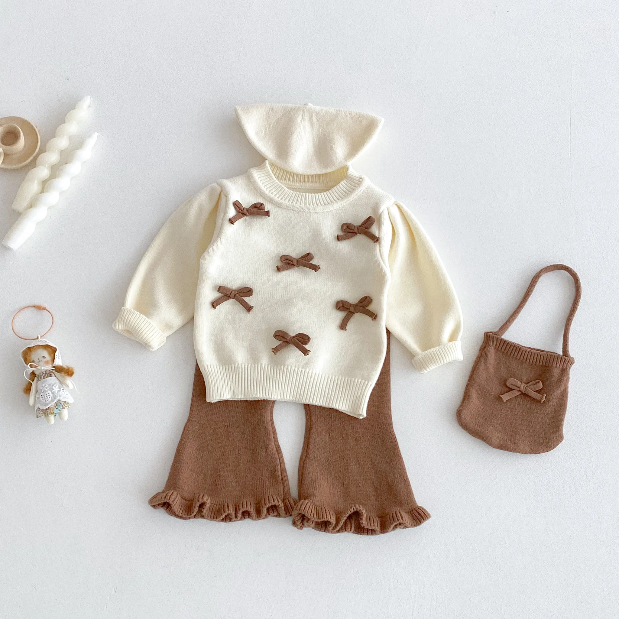 A stylish bow round-neck top, flared pants and cute bag set for baby girls in autumn and winter 2025
A stylish bow round-neck top, flared pants and cute bag set for baby girls in autumn and winter 2025