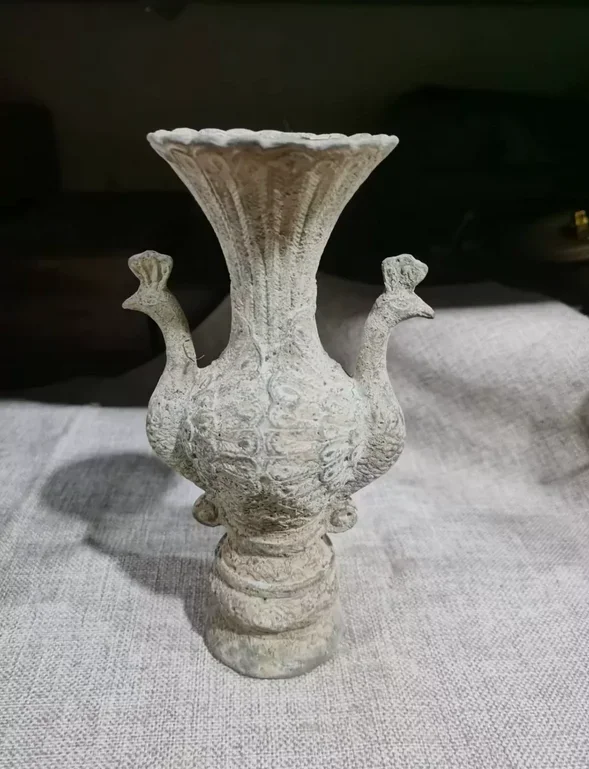 Китайская старая бронзовая статуя чашки Феникса с двойной головкой
Китайская старая бронзовая статуя чашки Феникса с двойной головкой