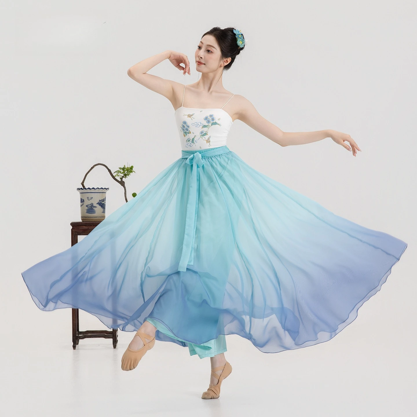 Classical Dance Culottes Performance Costume for Women Gradient Color Large Swing Skirt Pants 540° Dress Training Suit
Classical Dance Culottes Performance Costume for Women Gradient Color Large Swing Skirt Pants 540° Dress Training Suit