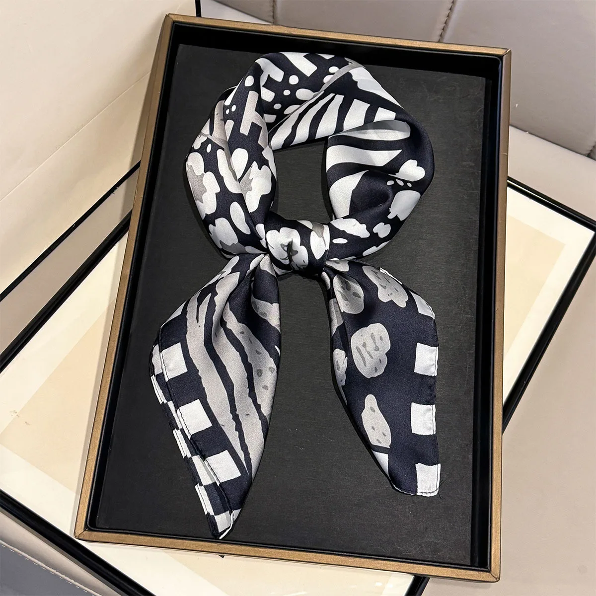 2026 New Arrival Silk Scarf for Women Luxury Leopard Bandana Hijab Lady Foulard Shawls Handkerchief Print Headscarf Bufanda
2026 New Arrival Silk Scarf for Women Luxury Leopard Bandana Hijab Lady Foulard Shawls Handkerchief Print Headscarf Bufanda