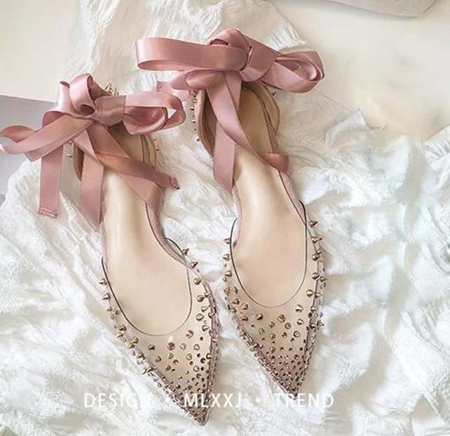 Милые розовые ленты, прозрачные балетки из ПВХ со стразами и заклепками, женские балетки на плоской подошве со шнуровкой и металлическими шипами, прозрачные туфли с острым носком
Милые розовые ленты, прозрачные балетки из ПВХ со стразами и заклепками, женские балетки на плоской подошве со шнуровкой и металлическими шипами, прозрачные туфли с острым носком