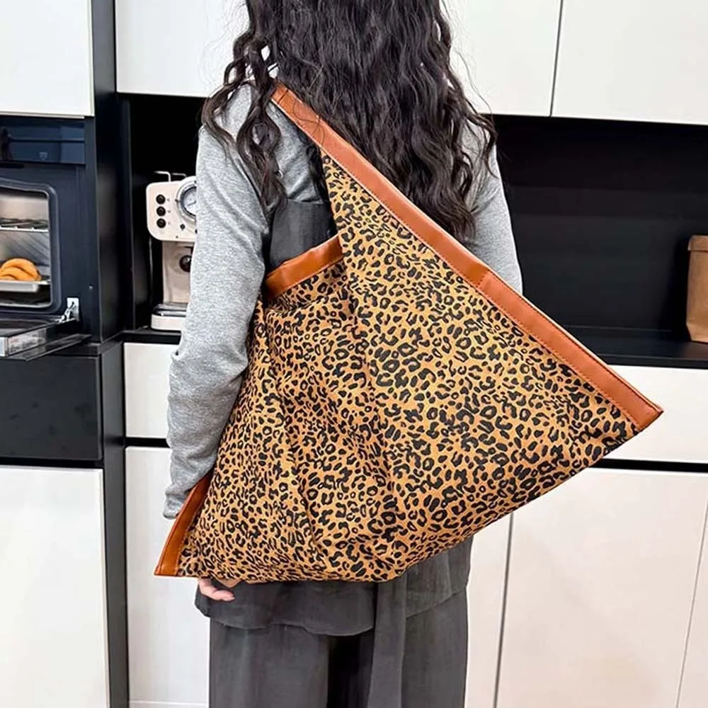 Retro Leopard Print Tote Bag Large Capacity Contrast Color Woven Triangle Underarm Bag Lightweight Polyester
Retro Leopard Print Tote Bag Large Capacity Contrast Color Woven Triangle Underarm Bag Lightweight Polyester
