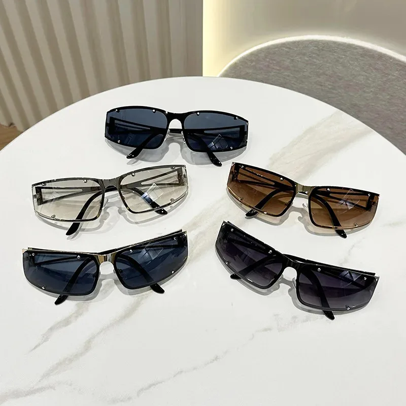Metal Y2K sunglasses hollowed out new punk style European and American personality spicy girl sunglasses fashionable
Metal Y2K sunglasses hollowed out new punk style European and American personality spicy girl sunglasses fashionable