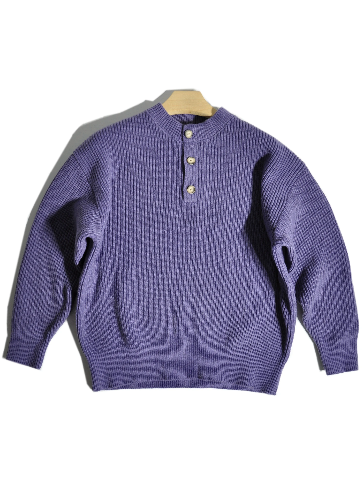 Мужской свитер оверсайз в американском ретро-стиле с воротником «Хенри» и открытым воротом, для многослойных образов
Мужской свитер оверсайз в американском ретро-стиле с воротником «Хенри» и открытым воротом, для многослойных образов