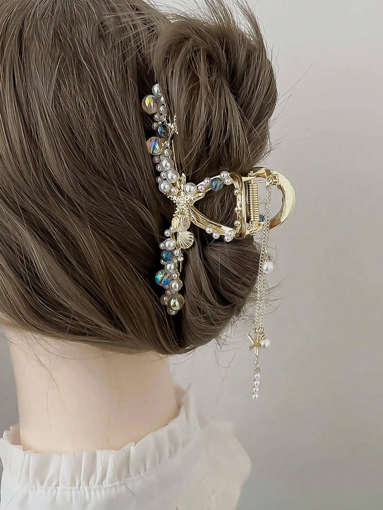1pc 11cm/4.33inch Fashion Shell & Faux Pearl Decor Hair Clip, Elegant For Daily, School, College, Autumn/Winter Vacatio
1pc 11cm/4.33inch Fashion Shell & Faux Pearl Decor Hair Clip, Elegant For Daily, School, College, Autumn/Winter Vacatio