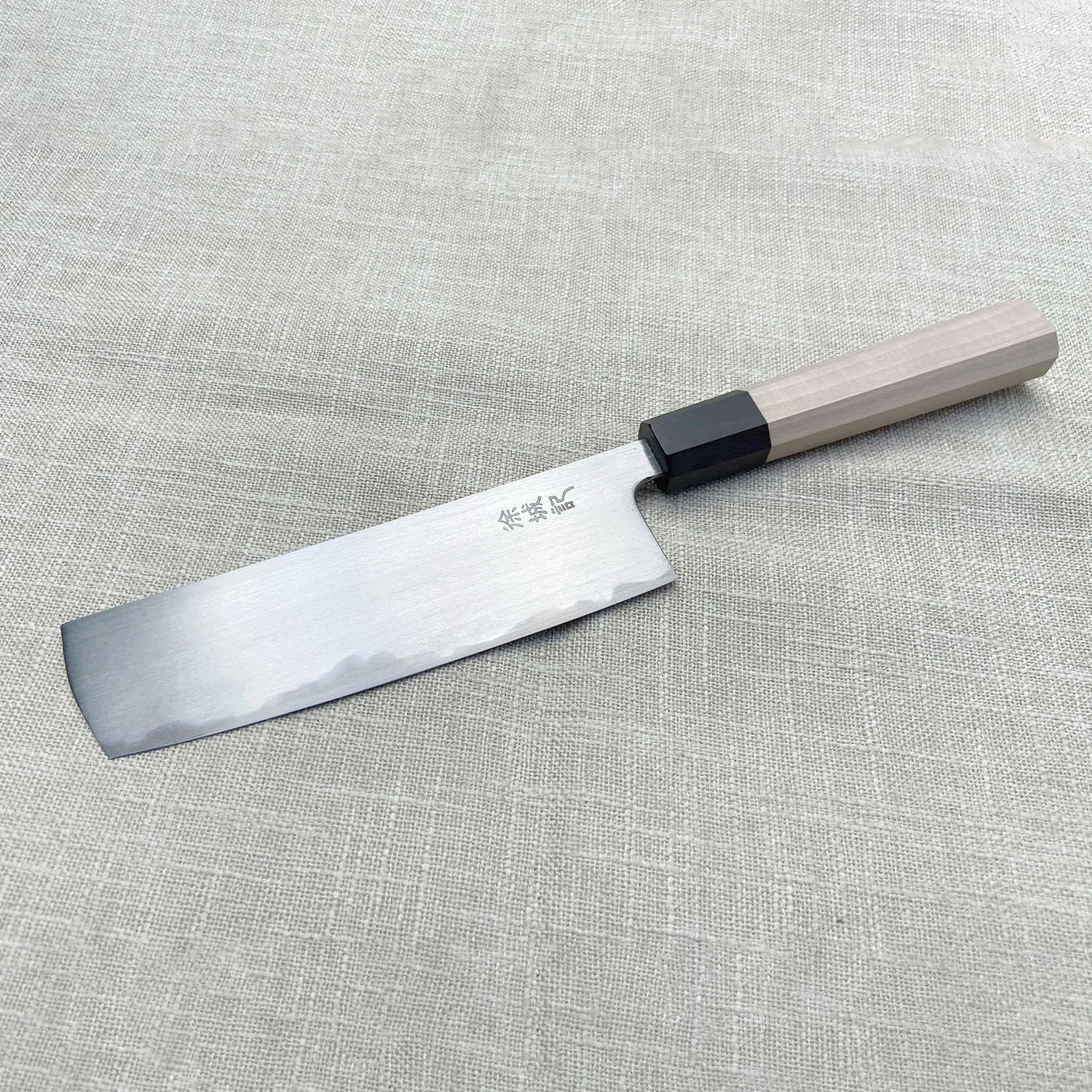6.7 Inch Nakiri Knife T12A High-carbon Steel Core Sanmai-gawari Blade Chef Slicing Cleaver Meat Handmade Forged Kitchen Knife
6.7 Inch Nakiri Knife T12A High-carbon Steel Core Sanmai-gawari Blade Chef Slicing Cleaver Meat Handmade Forged Kitchen Knife