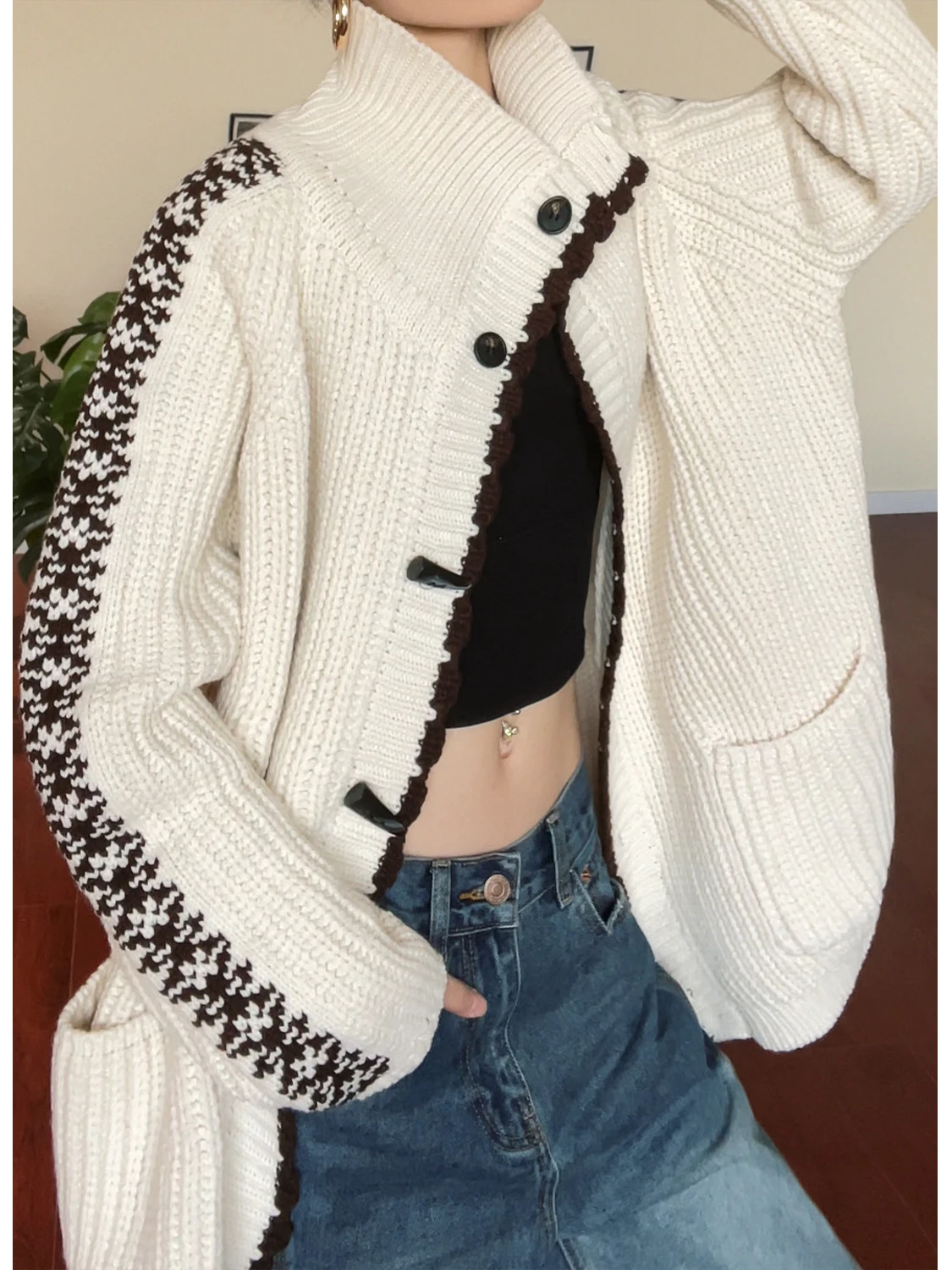 CIZZLEMORE Женский вязаный свитер-кардиган в скандинавском ретро-стиле с высоким воротником, на пуговицах, с длинными рукавами, укороченный, с геометрическим узором
CIZZLEMORE Женский вязаный свитер-кардиган в скандинавском ретро-стиле с высоким воротником, на пуговицах, с длинными рукавами, укороченный, с геометрическим узором