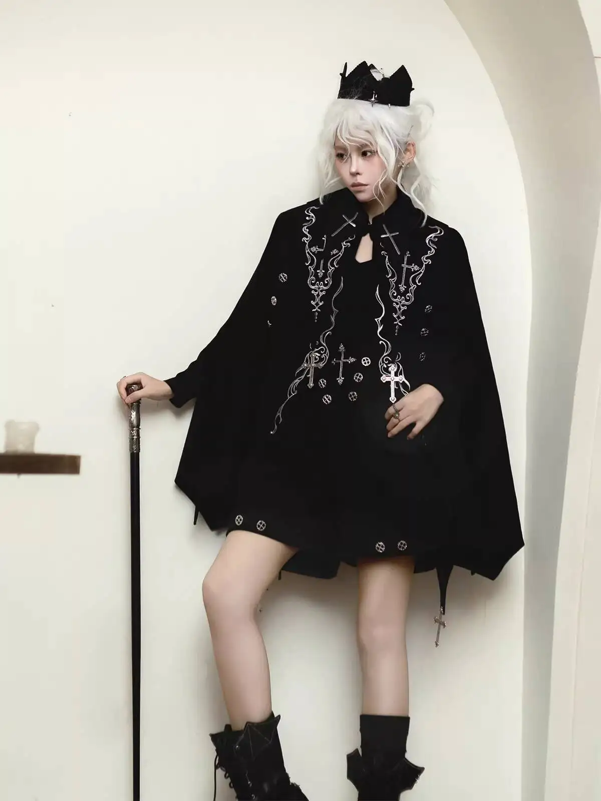 New Dark Gothic Style Cloak Lolita Coat Shorts Gender-neutral Style Shota Prince's Outfit Fiesta Carnival Halloween Cos Cosplay
New Dark Gothic Style Cloak Lolita Coat Shorts Gender-neutral Style Shota Prince's Outfit Fiesta Carnival Halloween Cos Cosplay