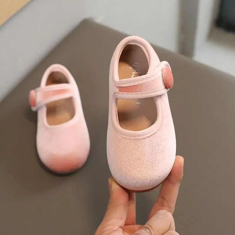 Весна-Осень 2026, модная обувь для девочек, удобная детская обувь на плоской подошве, новая детская бархатная обувь в китайском стиле
Весна-Осень 2026, модная обувь для девочек, удобная детская обувь на плоской подошве, новая детская бархатная обувь в китайском стиле 
