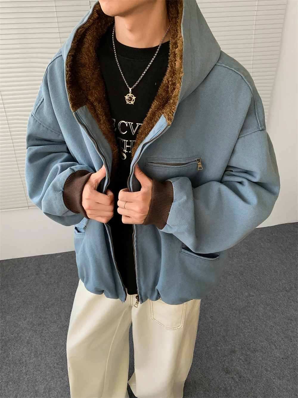 American Style Detroit Men's Fleece Lined Hooded Jacket Warmthful Double Zipper Cotton Coat for Winter Casual Wear
American Style Detroit Men's Fleece Lined Hooded Jacket Warmthful Double Zipper Cotton Coat for Winter Casual Wear