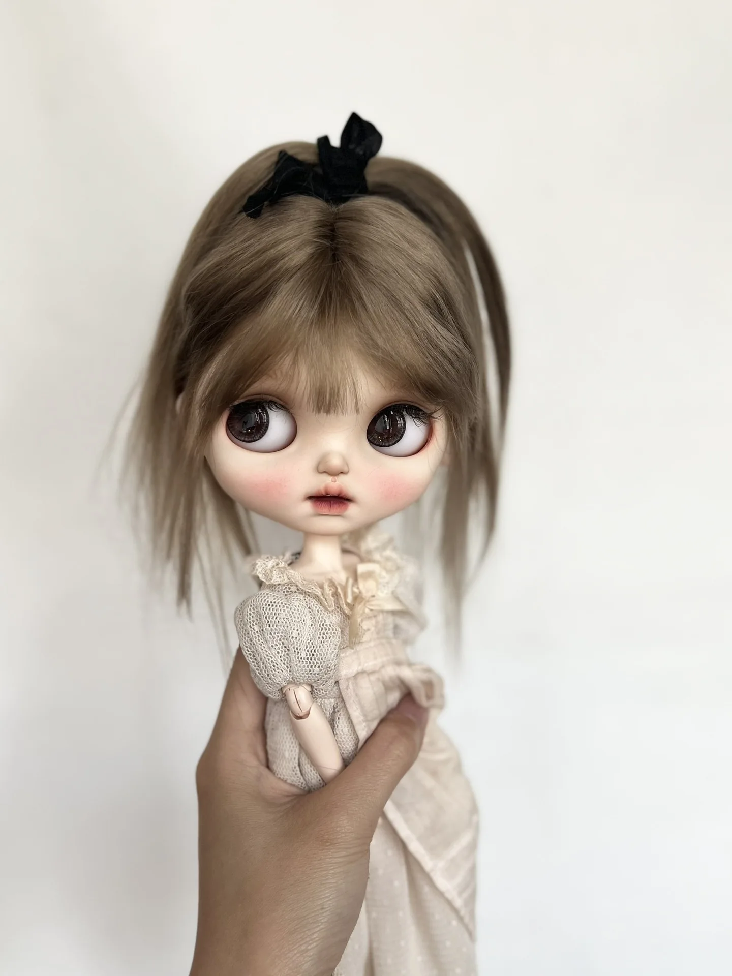 Кукольные парики Dula для Blythe Qbaby, натуральные мохеровые высокие Швы для конского хвоста, размер головы 9-10 дюймов
Кукольные парики Dula для Blythe Qbaby, натуральные мохеровые высокие Швы для конского хвоста, размер головы 9-10 дюймов