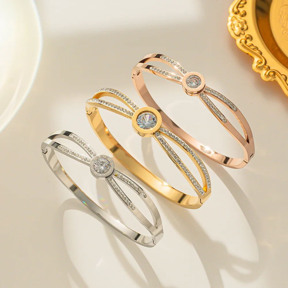 Fashion cross diamond-set Roman numeral design women's 18K bracelet, anti-allergic jewelry, daily wear stainless steel bracelet
Fashion cross diamond-set Roman numeral design women's 18K bracelet, anti-allergic jewelry, daily wear stainless steel bracelet
