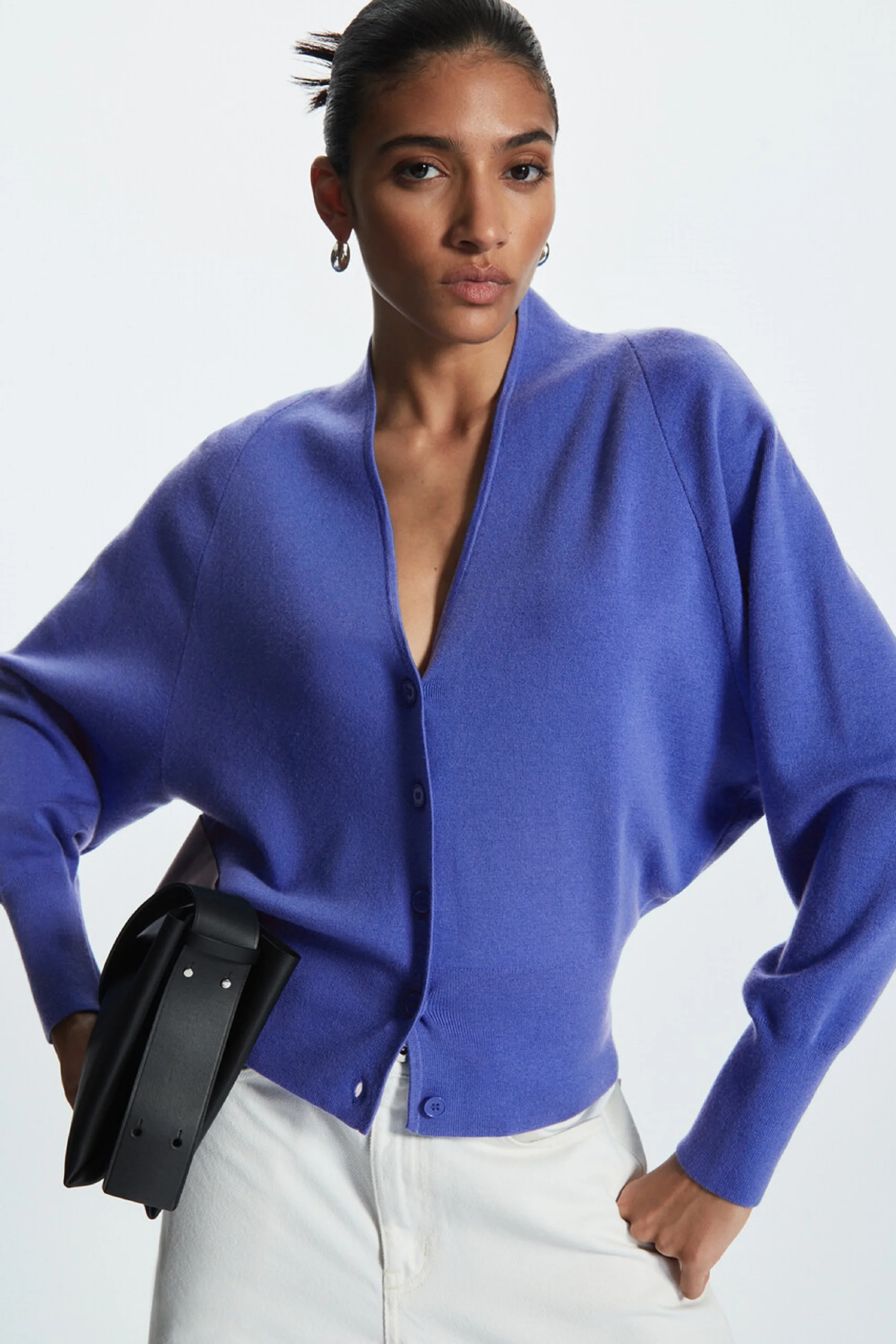 Ethereal MD 2025 cos spring new style of Ladies' fashionable and casual standard V-neck wool blend knitted cardigan
Ethereal MD 2025 cos spring new style of Ladies' fashionable and casual standard V-neck wool blend knitted cardigan