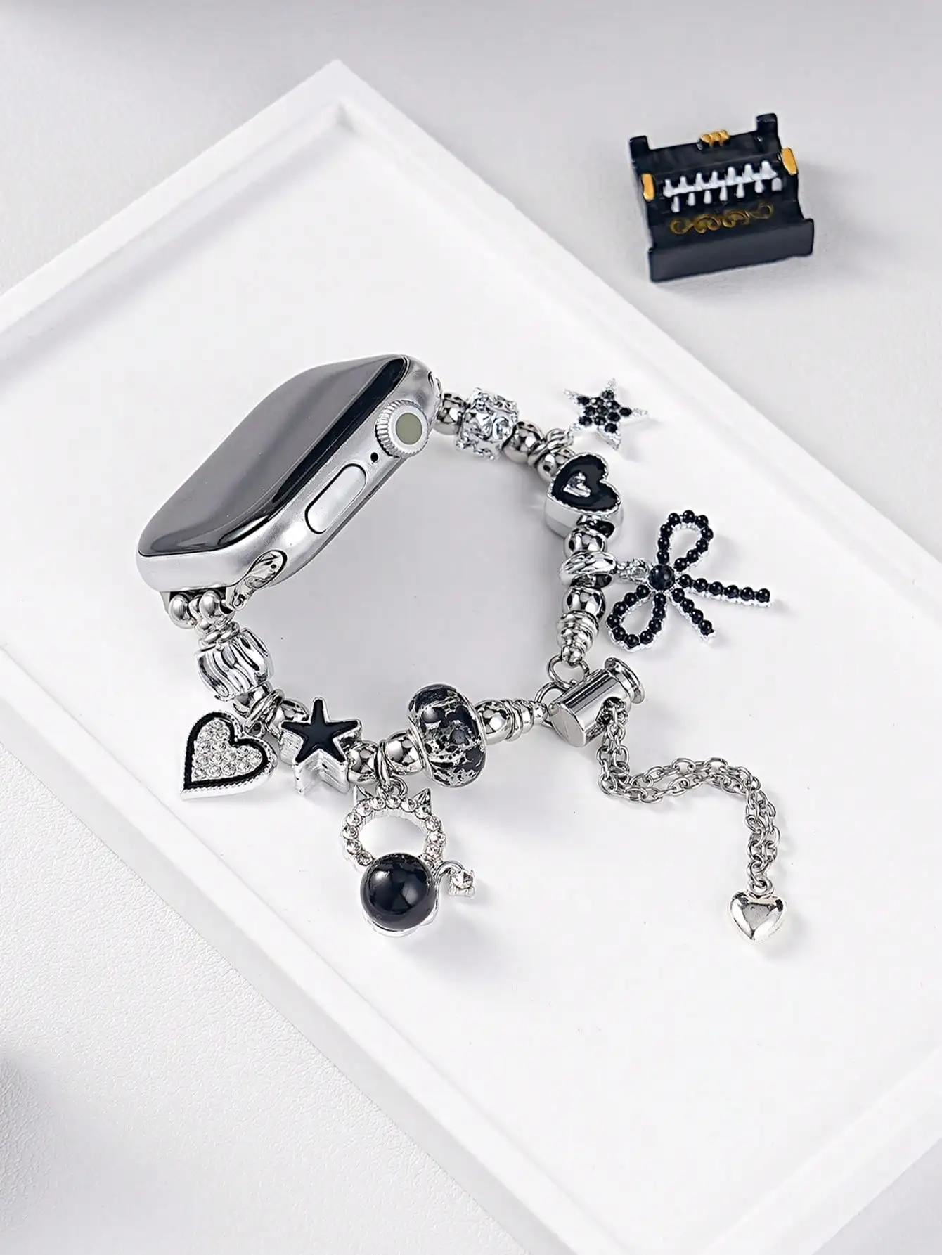 Металлический ремешок для Apple Watch с декоративными элементами, черный и серебристый, с сердечками, звездами и бантом
Металлический ремешок для Apple Watch с декоративными элементами, черный и серебристый, с сердечками, звездами и бантом