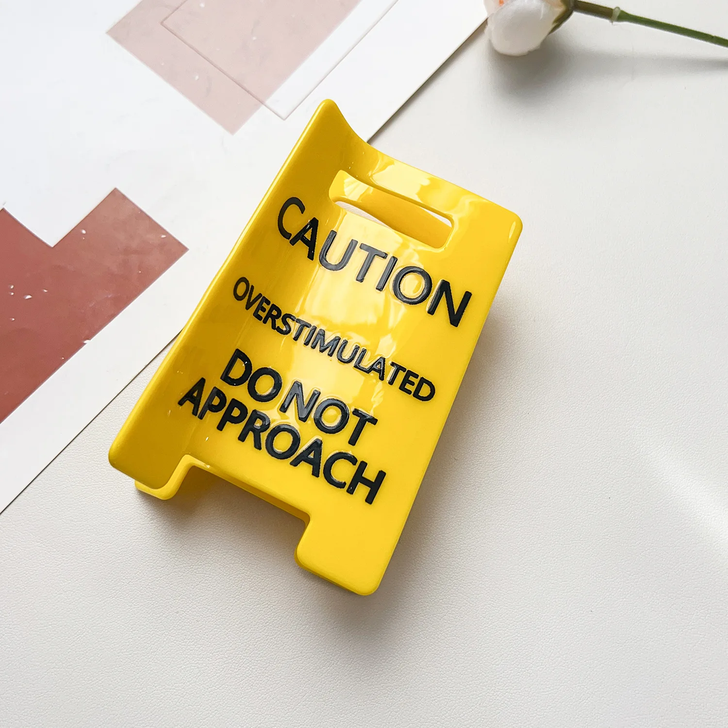 Заколка для волос с надписью «Осторожно, перенапряжение»
Заколка для волос с надписью «Осторожно, перенапряжение»