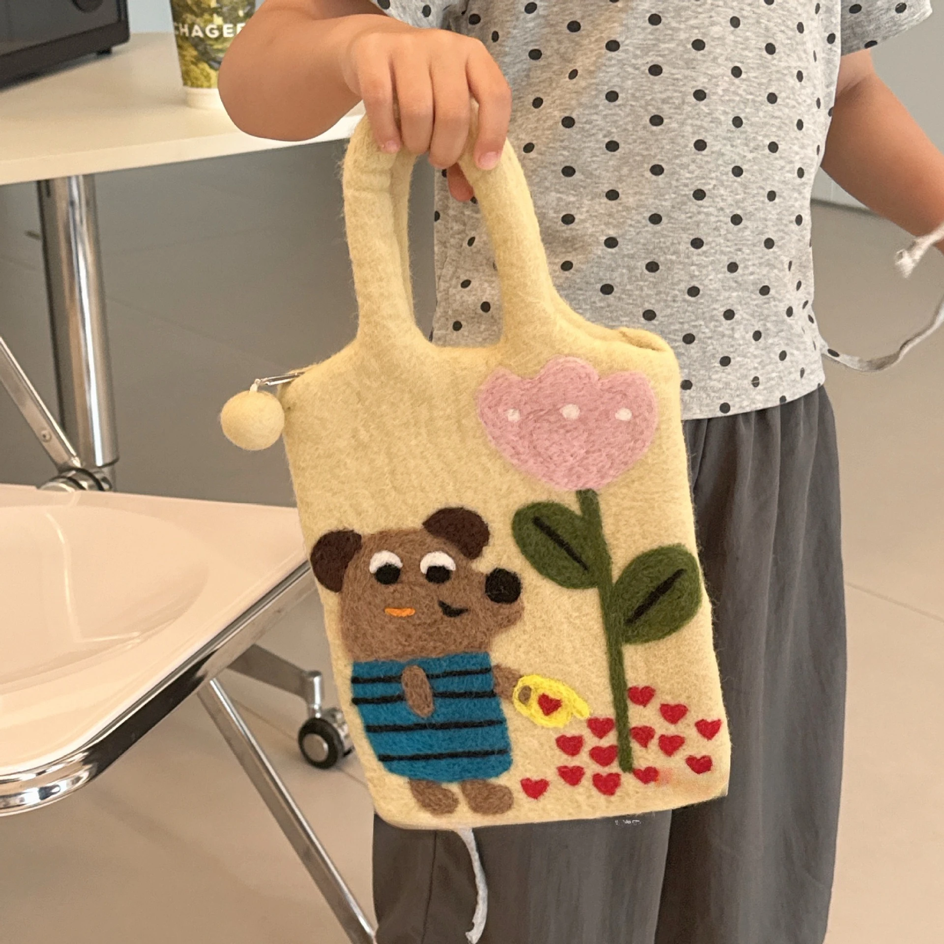 Ins Trendy Wool Felt Bear Shaped Handbag Casual Portable Storage Organizer Bag
Ins Trendy Wool Felt Bear Shaped Handbag Casual Portable Storage Organizer Bag