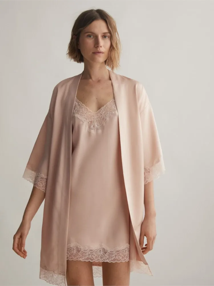 Sexy Luxury Sleepwear Women Pajamas Suit Fake Silk Lace Patchwork Slip Dress And Elbow Sleeve Belt Cardigan Summer Two Piece Set
Sexy Luxury Sleepwear Women Pajamas Suit Fake Silk Lace Patchwork Slip Dress And Elbow Sleeve Belt Cardigan Summer Two Piece Set