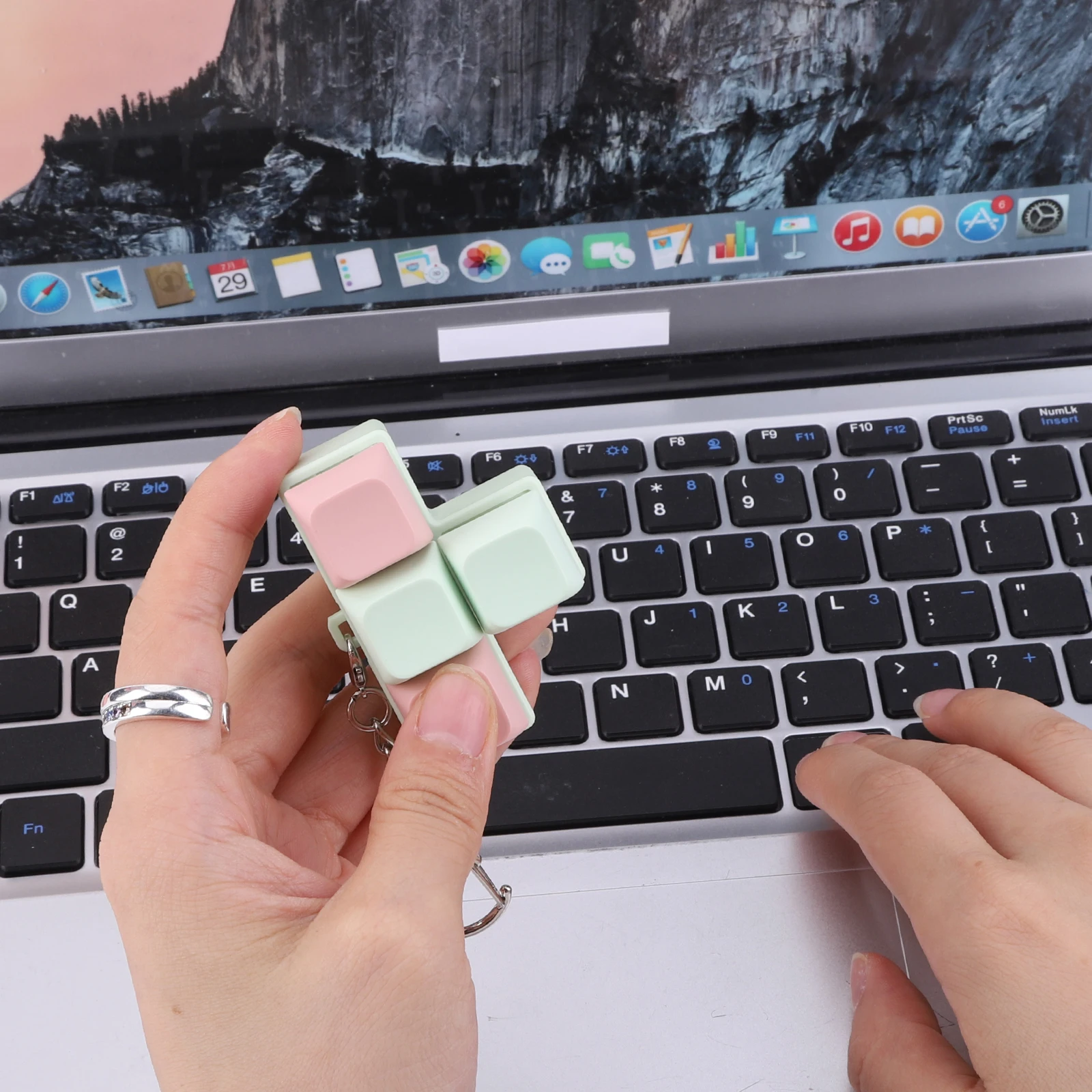 Finger Keyboard Fidget 4 Keys Keyboard Clicker Sensory Fidget Keyring Keycaps Fidget Keyborad Button Stress Relief
Finger Keyboard Fidget 4 Keys Keyboard Clicker Sensory Fidget Keyring Keycaps Fidget Keyborad Button Stress Relief