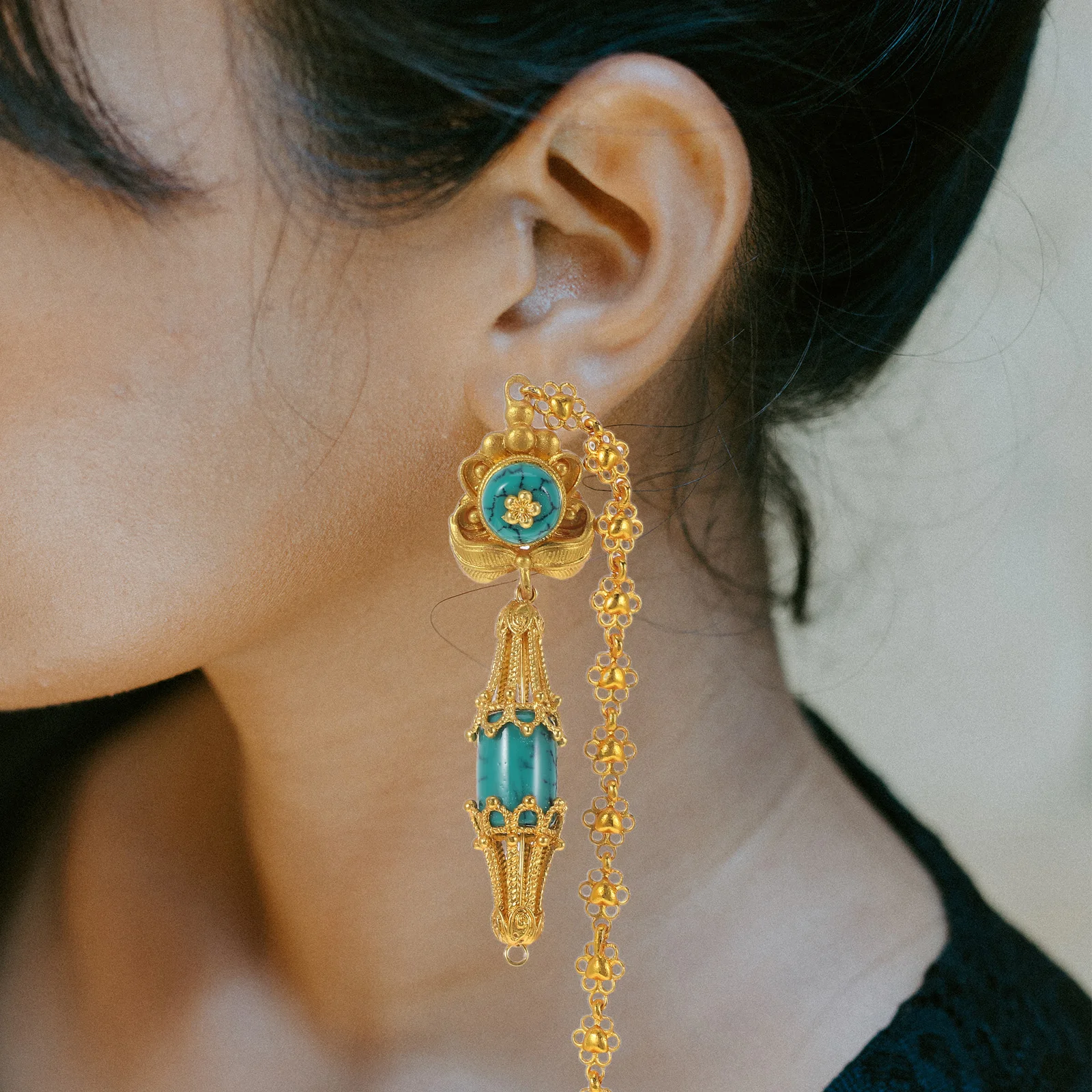 1-Pair Long Retro Ethnic Earrings: Intricate Hollow Floral Tassel for Dark Goth Style and Elegant Party Accessories
1-Pair Long Retro Ethnic Earrings: Intricate Hollow Floral Tassel for Dark Goth Style and Elegant Party Accessories