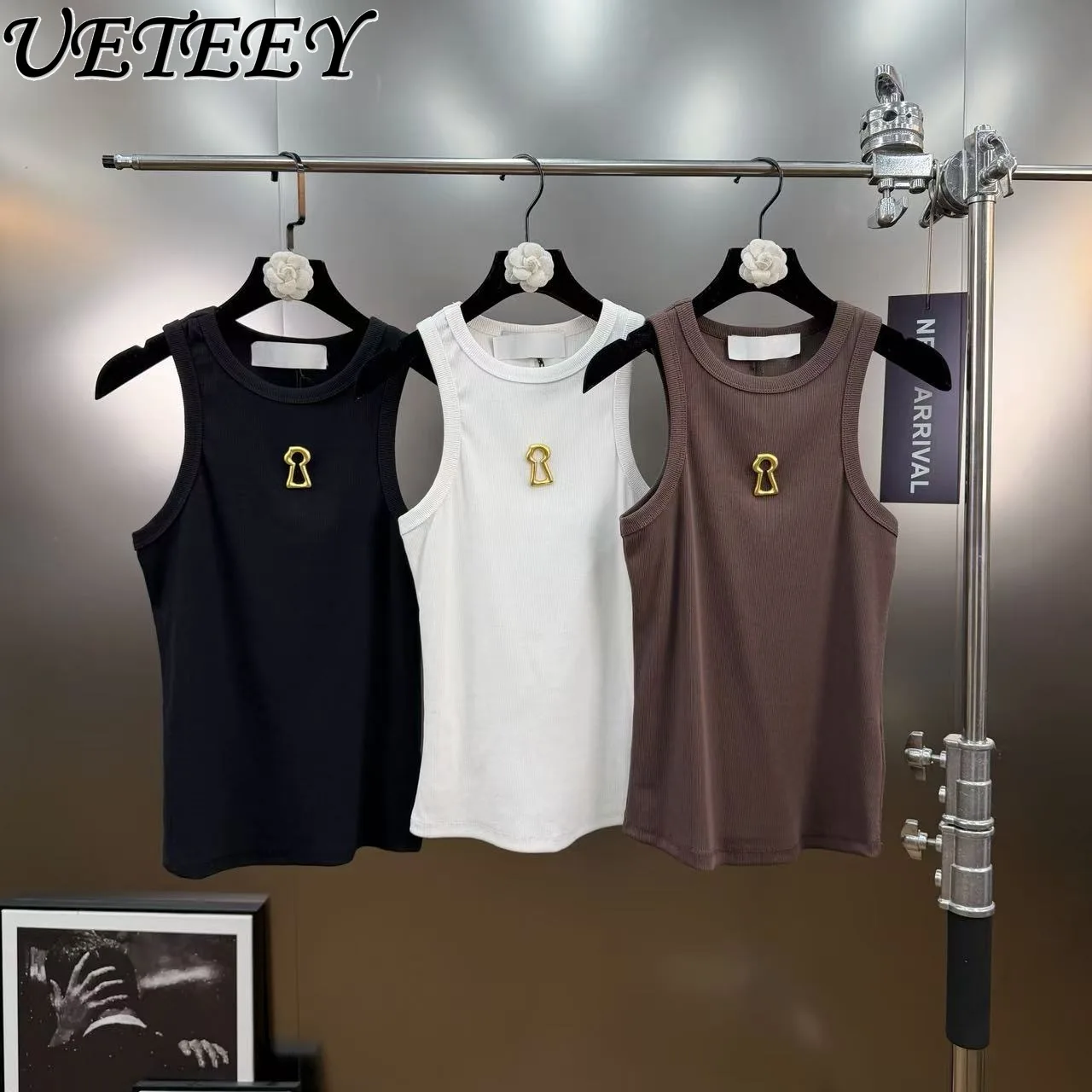 Simple Versatile Metal Decor Vest for Women Design Sense Workwear Style Solid Color Versatile Outerwear Sleeveless Tank Tops
Simple Versatile Metal Decor Vest for Women Design Sense Workwear Style Solid Color Versatile Outerwear Sleeveless Tank Tops