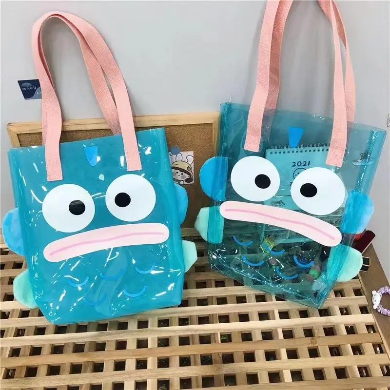 Sanrio Новинка 2022 симпатичная синяя сумка на плечо Hangyodon прозрачная сумка большой емкости водонепроницаемая сумка Персонализированная модная сумка
Sanrio Новинка 2022 симпатичная синяя сумка на плечо Hangyodon прозрачная сумка большой емкости водонепроницаемая сумка Персонализированная модная сумка