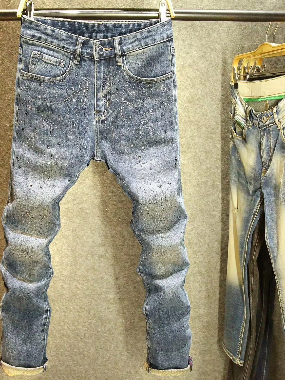 Retro American Denim Jeans Men's Slim Fit Trendy Brand High End Rhinestone Stylish Versatile Pants Spring Autumn New Style
Retro American Denim Jeans Men's Slim Fit Trendy Brand High End Rhinestone Stylish Versatile Pants Spring Autumn New Style