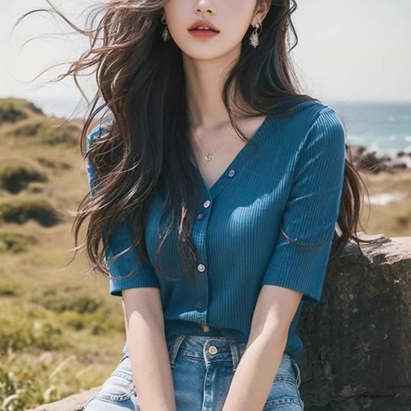 Office Lady Fashion V-neck Knit Tops Summer Short Sleeve Single Breasted Chic T-shirt French Vintage Loose Comfortable Blouse
Office Lady Fashion V-neck Knit Tops Summer Short Sleeve Single Breasted Chic T-shirt French Vintage Loose Comfortable Blouse