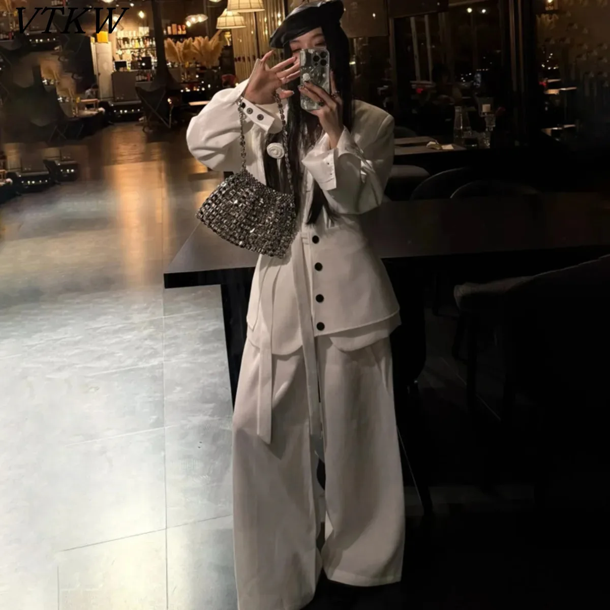 VTKW 2026 New Women Blazer Wide Leg Pants Set V Neck Puff Sleeve Asymmetric Button Tie Waist Rose Decor White Two Piece Outfit
VTKW 2026 New Women Blazer Wide Leg Pants Set V Neck Puff Sleeve Asymmetric Button Tie Waist Rose Decor White Two Piece Outfit