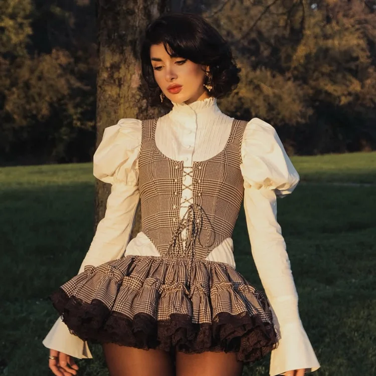 Женская бежевая винтажная рубашка с объемными рукавами, круглым вырезом, эластичным и элегантным женским топом. 
Женская бежевая винтажная рубашка с объемными рукавами, круглым вырезом, эластичным и элегантным женским топом.